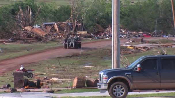 在2011年俄克拉荷马州皮埃蒙特的一场破坏性龙卷风之后 美国陆军人员帮助清理工作 — 图库视频影像