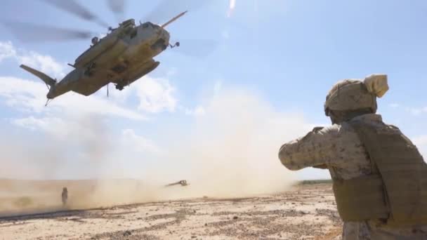 Helicóptero Recoge Artillería Otros Equipos Militares Desierto — Vídeos de Stock