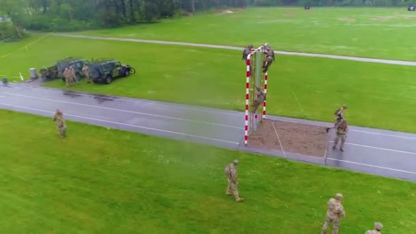 Eine Antenne Über Einem Hindernisparcours Während Der Grundausbildung Der Armee — Stockvideo