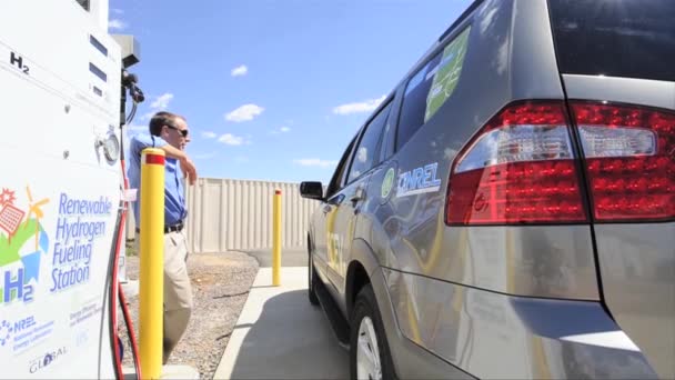Автомобиль Питается Заправляется Возобновляемым Водородом Футуристической Автозаправочной Станции Национальной Лаборатории — стоковое видео