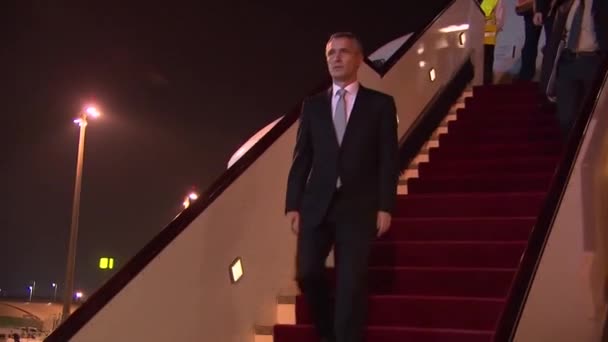 Natos Följe Ledning Generalsekreterare Jens Stoltenberg Anländer Till Qatar Och — Stockvideo