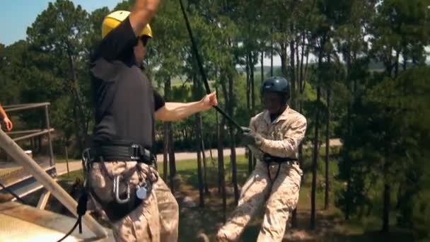 男男女女在美国海军陆战队接受基本训练 包括教堂塔和毒气室 — 图库视频影像