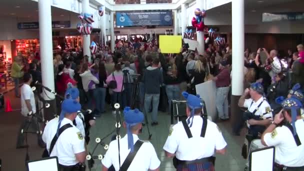 Les Militaires Américains Sont Accueillis Chez Eux Dans Aéroport Après — Video