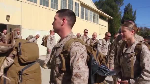Στρατιωτικοί Στρατολογούν Και Αναπτύσσονται Στην Πρώτη Τους Αποστολή — Αρχείο Βίντεο