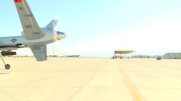 停放在跑道上的美国无人驾驶侦察机的多发子弹 — 图库视频影像