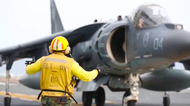Myśliwiec Odrzutowy Harrier Startuje Pokładu Lotniskowca — Wideo stockowe