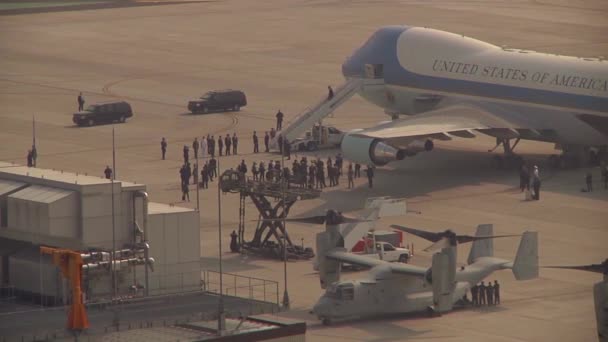 Doprovod Čeká Prezidenta Spojených Států Vynoří Air Force One — Stock video