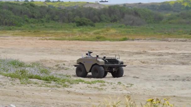 Tanque Controle Remoto Carrega Pequeno Drone Sua Volta Uma Manobra — Vídeo de Stock