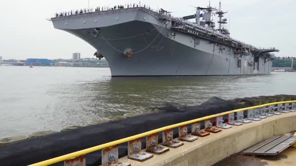 Obojživelná Útočná Loď Uss Kearsarge Připlouvá Molo Centru Manhattanu Týden — Stock video