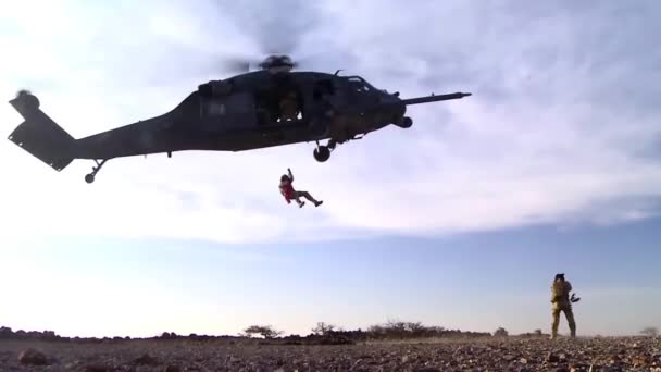 Des Soldats Américains Entraînent Rapidement Avec Des Cordes Des Échelles — Video