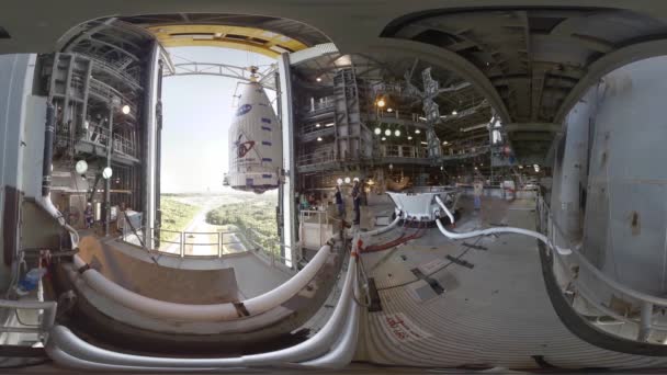 Cápsula Espacial Osiris Rex Montada Uma Torre Lançamento Foguetes — Vídeo de Stock