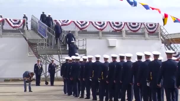 船員は正式な行進で歩く オナ愛国的な機会 — ストック動画