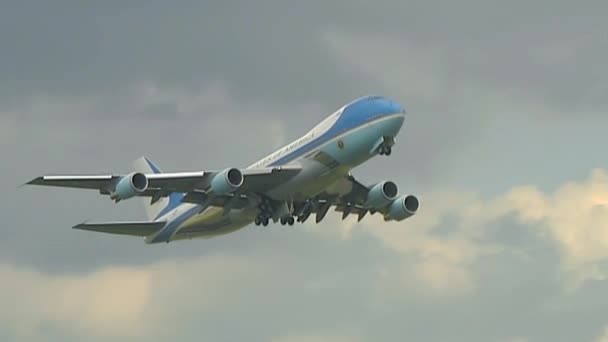 Air Force One Απογειώνεται Και Πετά Ενάντια Ένα Όμορφο Συννεφιασμένο — Αρχείο Βίντεο