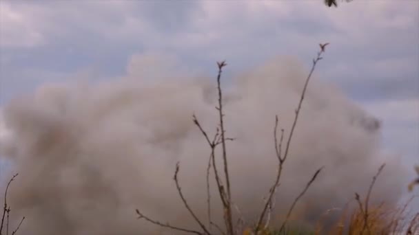 Eksplozja Polu Bitwy Żołnierz Dzielnie Rusza Naprzód — Wideo stockowe