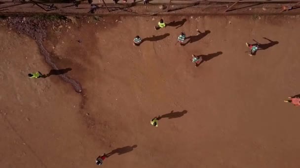 Erstaunlich Aufsteigende Antenne Die Direkt Auf Fußballspielende Kinder Riesigen Überbevölkerten — Stockvideo