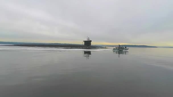 Pěkná Vodní Hladina Putovní Záběr Nukleární Řízené Raketové Ponorky Pohybující — Stock video