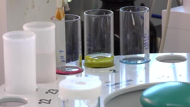 Coups Classiques Laboratoire Chimie Analytique Effectuant Une Chromatographie — Video