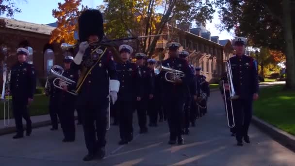 Pobřežní Stráž Usa Pochodující Kapela Hraje Pochoduje Formaci — Stock video