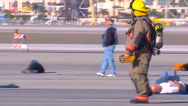 Bei Einer Großübung Auf Einem Flughafen Liegen Terroropfer Auf Dem — Stockvideo