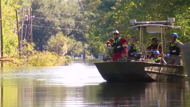 사우스 캐롤라이나 방위군은 2016 사우스 캐롤라 니콜스에서 일어난 대규모 홍수로 — 비디오