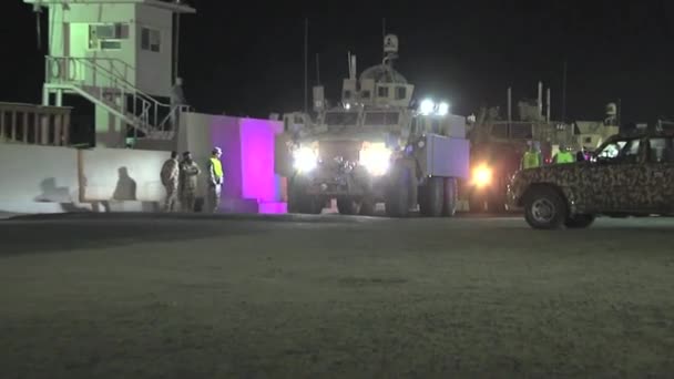 イラクからの最後の船団は夜にハバリ横断を通過します — ストック動画