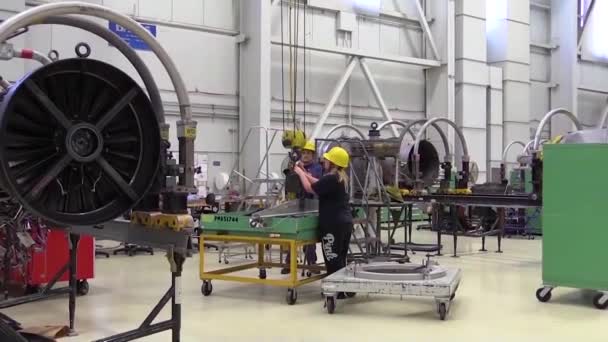 Les Réacteurs Sont Entretenus Dans Une Usine Maintenance Base Aérienne — Video