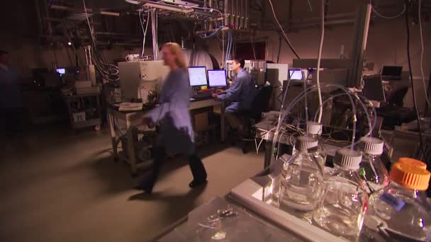 Forskare Utför Experiment Vid Pacific Northwest National Laboratory Generisk Labbmiljö — Stockvideo