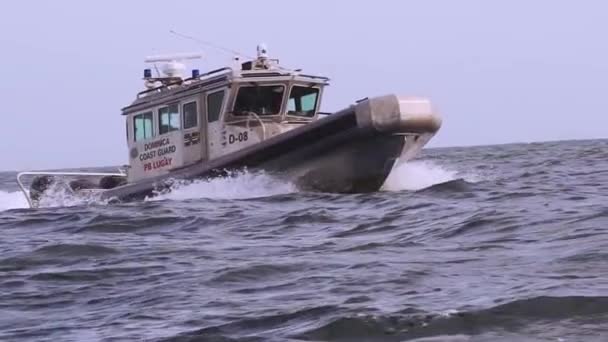 多米尼克海岸警卫队船只在波涛汹涌的海面上慢镜头拍摄 — 图库视频影像