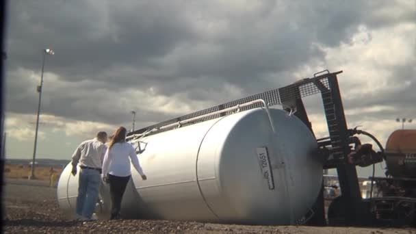 Forskare Utför Experiment Som Involverar Nationell Säkerhet Ett Skentåg Urspårning — Stockvideo