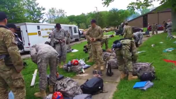 自然警備隊と米軍予備役は模擬自然災害後の緊急救助活動を行う — ストック動画