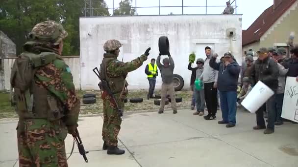 Полицейский Поезд Бунта Жестокого Протеста — стоковое видео