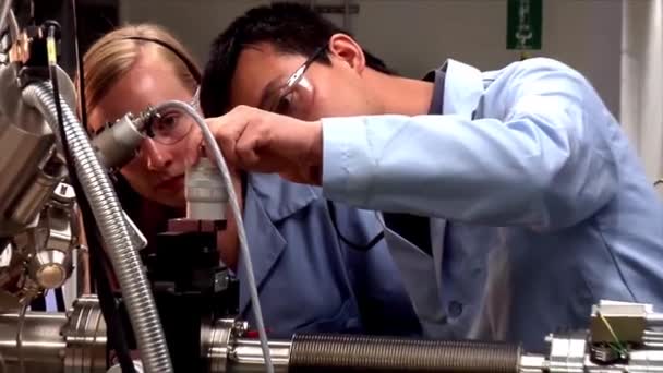 Klasyczne Ujęcia Analitycznego Laboratorium Chemicznego Wykonującego Chromatografię Badań Nad Węglem — Wideo stockowe