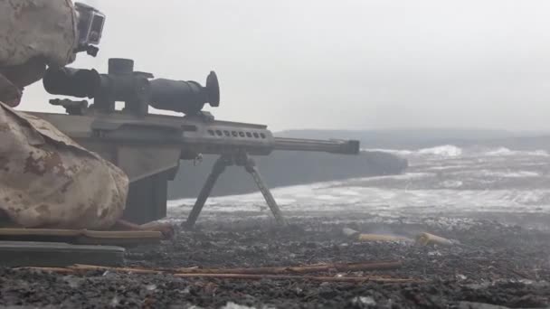 Truppen Der Armee Kampf Mit Maschinengewehren Auf Dem Feld — Stockvideo