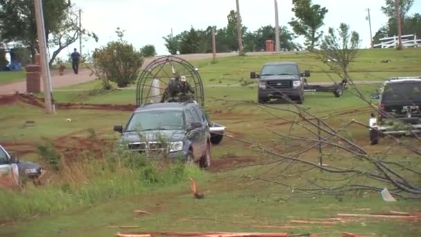 在2011年俄克拉荷马州皮埃蒙特的一场破坏性龙卷风之后 美国陆军人员帮助清理工作 — 图库视频影像