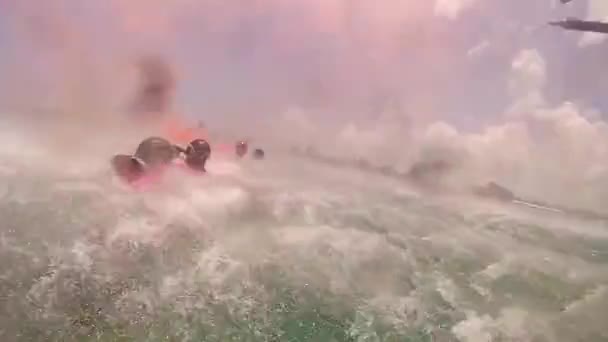 Pov Kurtarma Ekiplerinin Arama Kurtarma Görevinin Yakınındaki Helikopterden Suya Düştüklerini — Stok video