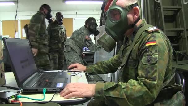 Amerikaanse Franse Duitse Troepen Bemannen Een Commandocentrum Europa Tijdens Een — Stockvideo