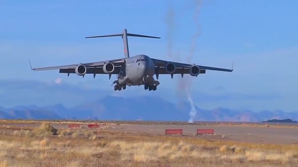 Air Force 130 Globemaster Földet Egy Földfutópályán — Stock videók