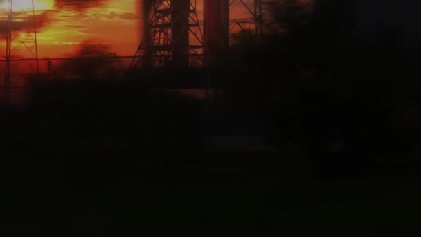 Şafakta Fırlatma Rampasında Oturan Güzel Bir Simülasyon Roket Görüntüsü — Stok video