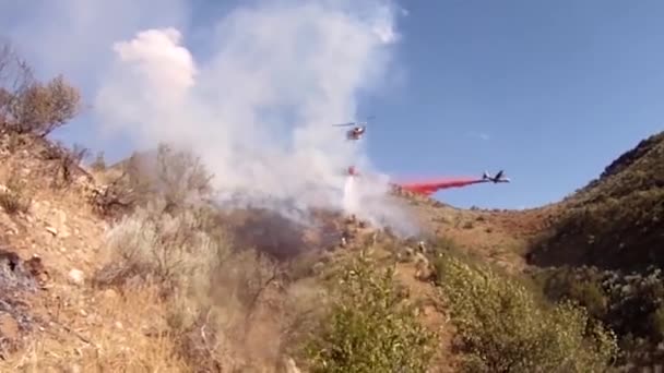 Helikopterler Çalı Yangını Üzerine Damlatıyor — Stok video