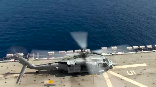 Ein Marine Hubschrauber Hebt Vom Deck Eines Flugzeugträgers — Stockvideo