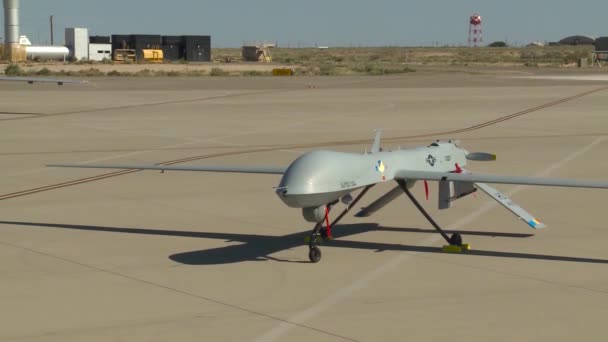 Wiele Ujęć Amerykańskich Samolotów Obserwacyjnych Dronów Zaparkowanych Pasie Startowym — Wideo stockowe