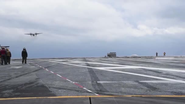 그러먼 그레이하운드가 항공모함에 착륙하다 — 비디오