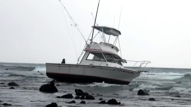 Una Piccola Barca Pesca Terra Sulle Rocce Durante Una Tempesta — Video Stock