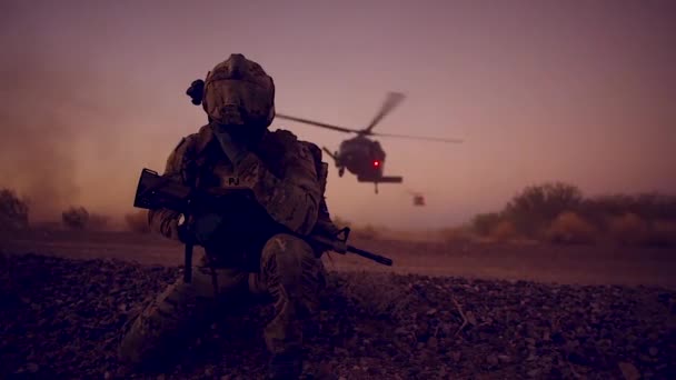 Солдат Стає Навколішки Гелікоптери Сідають Місію Позаду Нього — стокове відео