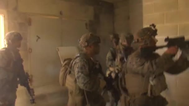 Αμερικανοί Στρατιώτες Διεξάγουν Μια Εικονική Άσκηση Ελεύθερου Σκοπευτή Τρομοκρατών Ένα — Αρχείο Βίντεο