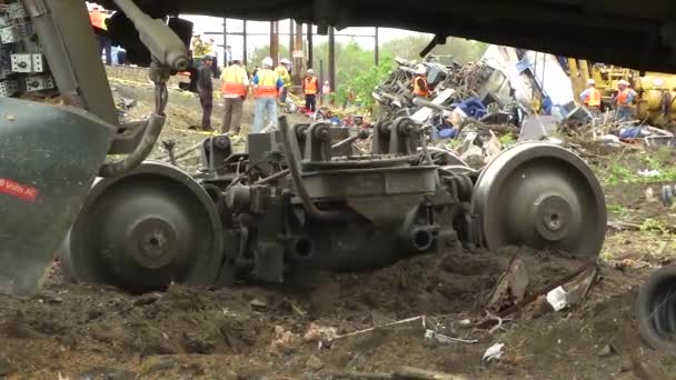 Ntsbの調査員は2015年にフィラデルフィアでアムトラックの旅客列車事故と脱線事故を調査した — ストック動画