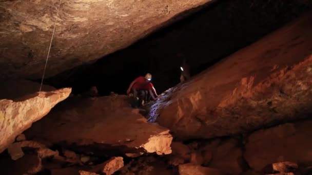 Діти Досліджують Печери Використовуючи Фари — стокове відео