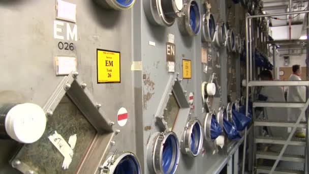 Pracownicy Elektrowni Jądrowej Zajmują Się Materiałami Promieniotwórczymi — Wideo stockowe
