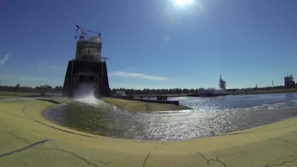 Een Raketmotor Wordt Getest Creëert Een Enorme Rookwolk — Stockvideo