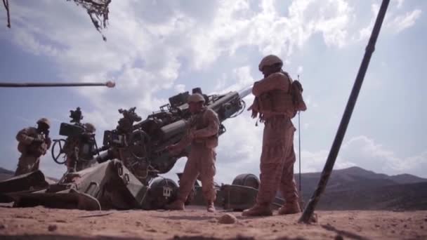 Soldados Disparam Artilharia Pesada Campo Batalha — Vídeo de Stock